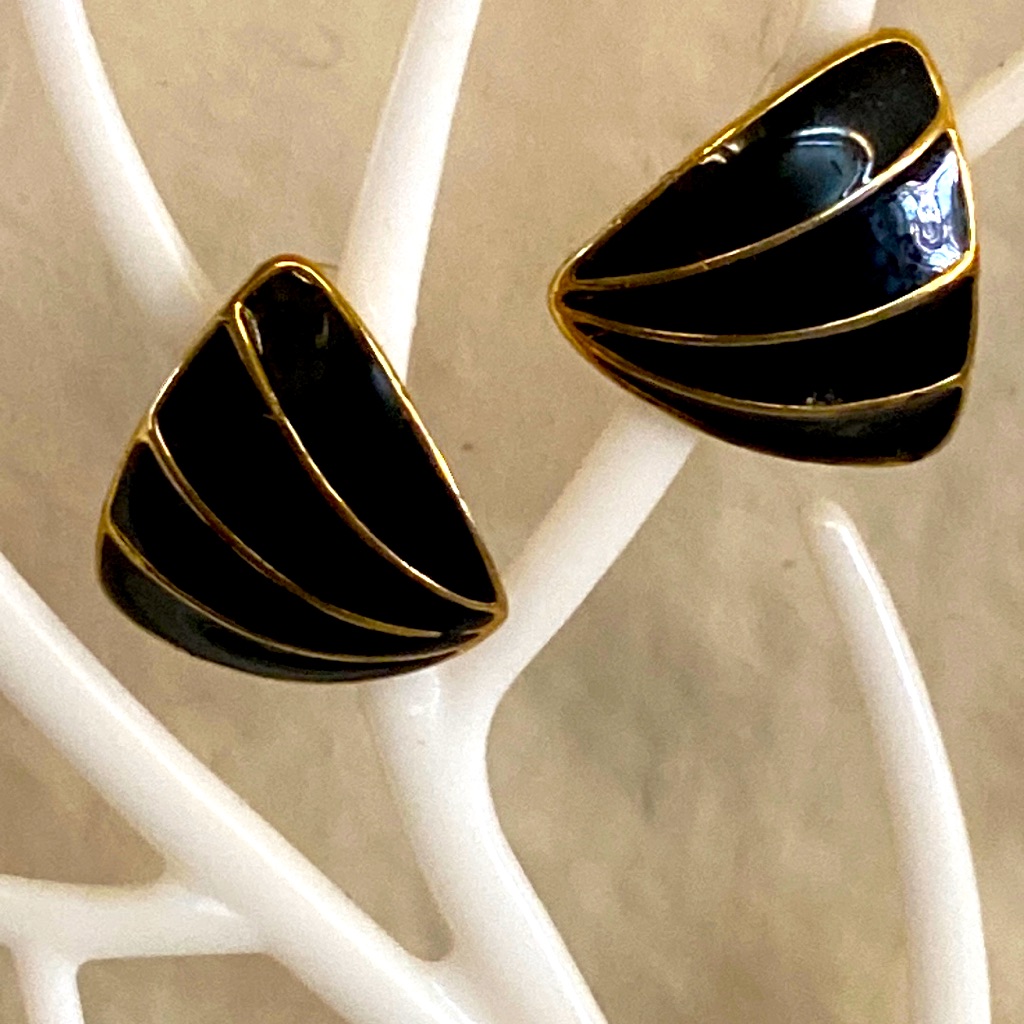 Vintage 80s Black Enameled Gold Toned Post Pierced Earrings 15$